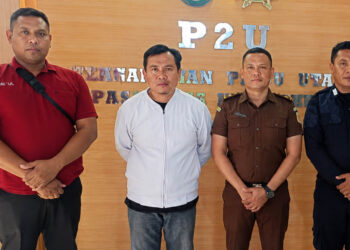Mustafa Yasin (kemeja putih) saat berada di Lapas Kelas IIB Pohuwato, Rabu (5/8/2026), setelah menjalani proses Tahap II perkara dugaan praktik haji dan umrah bodong.