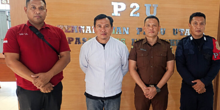 Mustafa Yasin (kemeja putih) saat berada di Lapas Kelas IIB Pohuwato, Rabu (5/8/2026), setelah menjalani proses Tahap II perkara dugaan praktik haji dan umrah bodong.