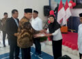 Gubernur Gorontalo Gusnar Ismail dan disaksikan jajaran Forkopimda Provinsi Gorontalo, menyerahkan Surat Keputusan (SK) remisi, yang berlangsung di Aula Lapas Kelas IIA Gorontalo.
