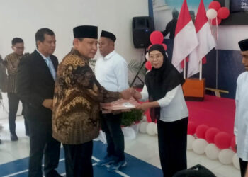 Gubernur Gorontalo Gusnar Ismail dan disaksikan jajaran Forkopimda Provinsi Gorontalo, menyerahkan Surat Keputusan (SK) remisi, yang berlangsung di Aula Lapas Kelas IIA Gorontalo.