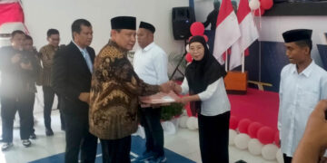 Gubernur Gorontalo Gusnar Ismail dan disaksikan jajaran Forkopimda Provinsi Gorontalo, menyerahkan Surat Keputusan (SK) remisi, yang berlangsung di Aula Lapas Kelas IIA Gorontalo.
