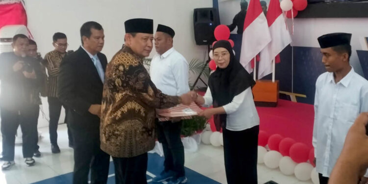 Gubernur Gorontalo Gusnar Ismail dan disaksikan jajaran Forkopimda Provinsi Gorontalo, menyerahkan Surat Keputusan (SK) remisi, yang berlangsung di Aula Lapas Kelas IIA Gorontalo.