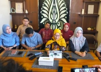 Tim kuasa hukum Fitriyanto yang terdiri dari Hijrah Lahaling, Rizka Umar, Haritsa, dan Rickyanto J. Monintja, saat konferensi pers, Kamis (17/9/2026). Foto: Lukman/mimoza.tv