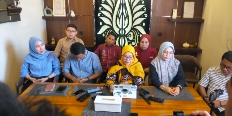 Tim kuasa hukum Fitriyanto yang terdiri dari Hijrah Lahaling, Rizka Umar, Haritsa, dan Rickyanto J. Monintja, saat konferensi pers, Kamis (17/9/2026). Foto: Lukman/mimoza.tv