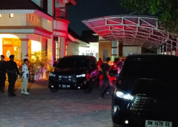 Tim penyidik Komisi Pemberantasan Korupsi (KPK) menggeledah rumah pengusaha Adnan Mbuinga atau yang dikenal dengan sapaan Haji Pulu di kawasan Jalan Palu, Kecamatan Kota Tengah, Kota Gorontalo, Selasa (29/9/2026). Foto: Lukman/mimoza.tv