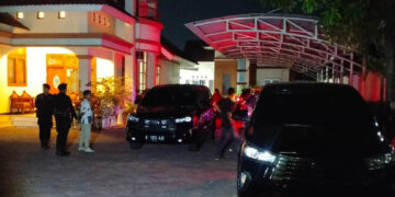 Tim penyidik Komisi Pemberantasan Korupsi (KPK) menggeledah rumah pengusaha Adnan Mbuinga atau yang dikenal dengan sapaan Haji Pulu di kawasan Jalan Palu, Kecamatan Kota Tengah, Kota Gorontalo, Selasa (29/9/2026). Foto: Lukman/mimoza.tv
