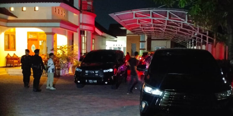 Tim penyidik Komisi Pemberantasan Korupsi (KPK) menggeledah rumah pengusaha Adnan Mbuinga atau yang dikenal dengan sapaan Haji Pulu di kawasan Jalan Palu, Kecamatan Kota Tengah, Kota Gorontalo, Selasa (29/9/2026). Foto: Lukman/mimoza.tv