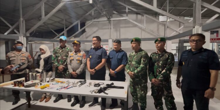 Lapas Kelas IIA Gorontalo kembali menjadi sasaran pemeriksaan gabungan. Sejumlah barang yang dinilai berpotensi disalahgunakan warga binaan diamankan petugas dalam razia mendadak, Kamis (17/9/2026).