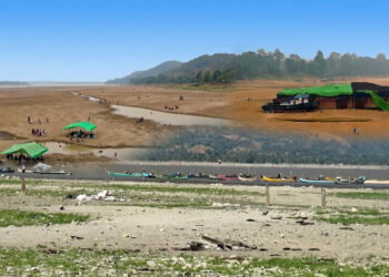 Potret Krisis Air: Gambar kolase yang memvisualisasikan dampak kemarau panjang tahun 2026 di dua lokasi berbeda. Kiri: Kondisi memprihatinkan Danau Limboto di Gorontalo yang menyusut drastis hingga 1,5 kilometer dari garis pantai awal, mengganggu aktivitas nelayan dan mengancam sektor pertanian akibat pendangkalan jangka panjang. Kanan: Dampak kekeringan di Sungai Kapuas, Kalimantan Barat, yang membuat debit air merosot sehingga kapal tongkang pengangkut batu bara tidak dapat melintas dan melumpuhkan jalur distribusi komoditas energi.
