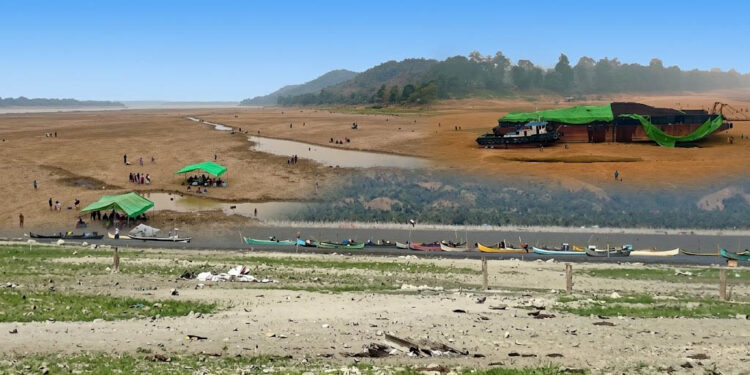 Potret Krisis Air: Gambar kolase yang memvisualisasikan dampak kemarau panjang tahun 2026 di dua lokasi berbeda. Kiri: Kondisi memprihatinkan Danau Limboto di Gorontalo yang menyusut drastis hingga 1,5 kilometer dari garis pantai awal, mengganggu aktivitas nelayan dan mengancam sektor pertanian akibat pendangkalan jangka panjang. Kanan: Dampak kekeringan di Sungai Kapuas, Kalimantan Barat, yang membuat debit air merosot sehingga kapal tongkang pengangkut batu bara tidak dapat melintas dan melumpuhkan jalur distribusi komoditas energi.