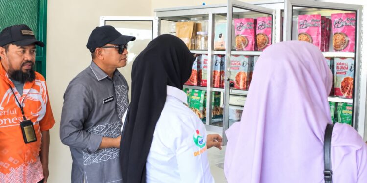 (Aktivitas pembelian produk-produk UMK khas Desa Dunu Binaan PLN Peduli dan Sepadan Ruang Indonesia)