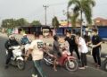 Kepala Kejari Bone Bolango, Feddy Hantyo Nugroho, S.H., M.H., bersama jajaran dan Ikatan Adhyaksa Dharmakarini (IAD) saat membagikan masker kepada pengendara di kawasan Center Point Bone Bolango, Jumat (16/10). Foto: Lukman.