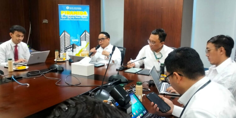 Kepala Perwakilan BI Provinsi Gorontalo, Bambang Satya Permana, menyampaikan paparan dalam kegiatan PIRAMIDA (Ngopi Bareng Insan Media) di Kantor Perwakilan BI Provinsi Gorontalo, Rabu (28/10/2026). Foto: Lukman/mimoza.tv.