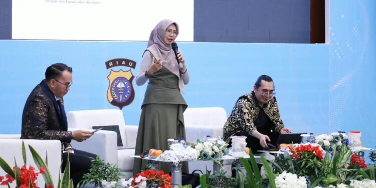 Prof. Dian Ekawaty Ismail, saat menjadi narasumber dalam kegiatan edukasi hukum yang digelar Polda Riau, Senin (26/10/2026).