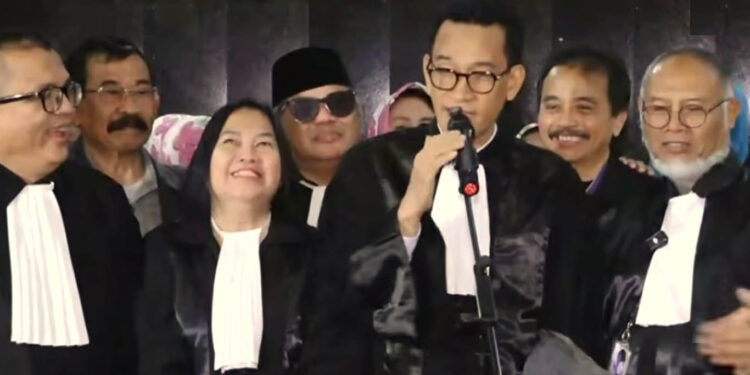 Kuasa hukum pemohon, Refly Harun, saat memberikan keterangan pers usai sidang putusan perkara Perselisihan Hasil Pemilihan Umum (PHPU) Presiden dan Wakil Presiden Nomor 01/PHPU.PRES-XXIV/2026.
