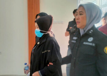 Terpidana Hartati Haridji dikawal petugas Kejaksaan usai ditangkap di sebuah apartemen di kawasan Tebet, Jakarta Selatan, Rabu (28/10/2026). Hartati selanjutnya dibawa ke Gorontalo untuk menjalani hukuman penjara selama satu tahun berdasarkan putusan Mahkamah Agung. Foto: Lukman/mimoza.tv.
