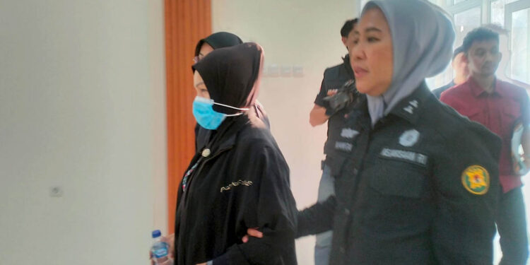 Terpidana Hartati Haridji dikawal petugas Kejaksaan usai ditangkap di sebuah apartemen di kawasan Tebet, Jakarta Selatan, Rabu (28/10/2026). Hartati selanjutnya dibawa ke Gorontalo untuk menjalani hukuman penjara selama satu tahun berdasarkan putusan Mahkamah Agung. Foto: Lukman/mimoza.tv.