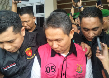 Kejaksaan Tinggi (Kejati) Gorontalo akhirnya menahan Hamka Hendra Noer, mantan Penjabat (Pj) Gubernur Gorontalo, dalam perkara dugaan korupsi pengadaan Command Center Video Wall di lingkungan Pemerintah Provinsi Gorontalo tahun anggaran 2022, Jumat (30/10/2026). Foto: Lukman/mimoza.tv.