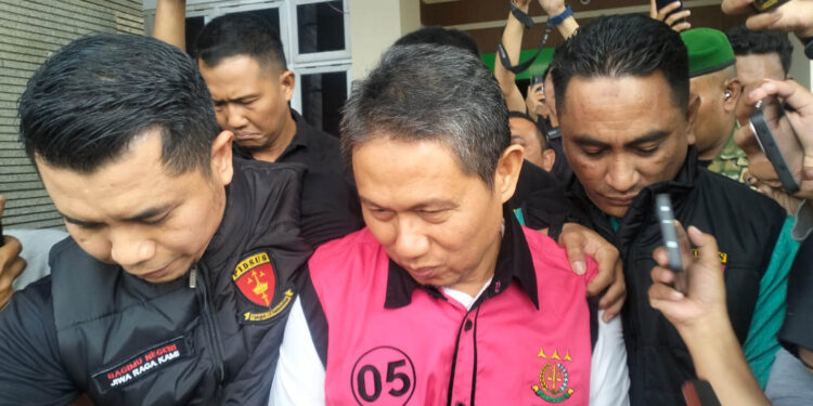 Kejaksaan Tinggi (Kejati) Gorontalo akhirnya menahan Hamka Hendra Noer, mantan Penjabat (Pj) Gubernur Gorontalo, dalam perkara dugaan korupsi pengadaan Command Center Video Wall di lingkungan Pemerintah Provinsi Gorontalo tahun anggaran 2022, Jumat (30/10/2026). Foto: Lukman/mimoza.tv.