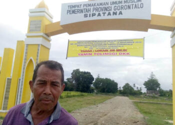 Yamin Tolinggi didepan lahan miliknya. Foto; Lukman/mimoza.tv.