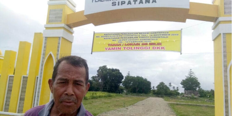 Yamin Tolinggi didepan lahan miliknya. Foto; Lukman/mimoza.tv.